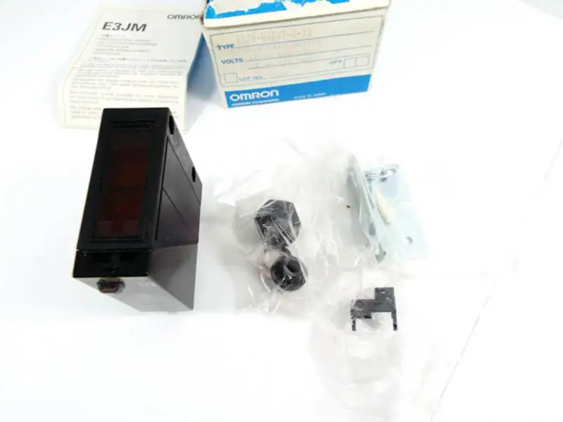 Sensor fotoelétrico OMRON E3JM-R4R4T-G-33