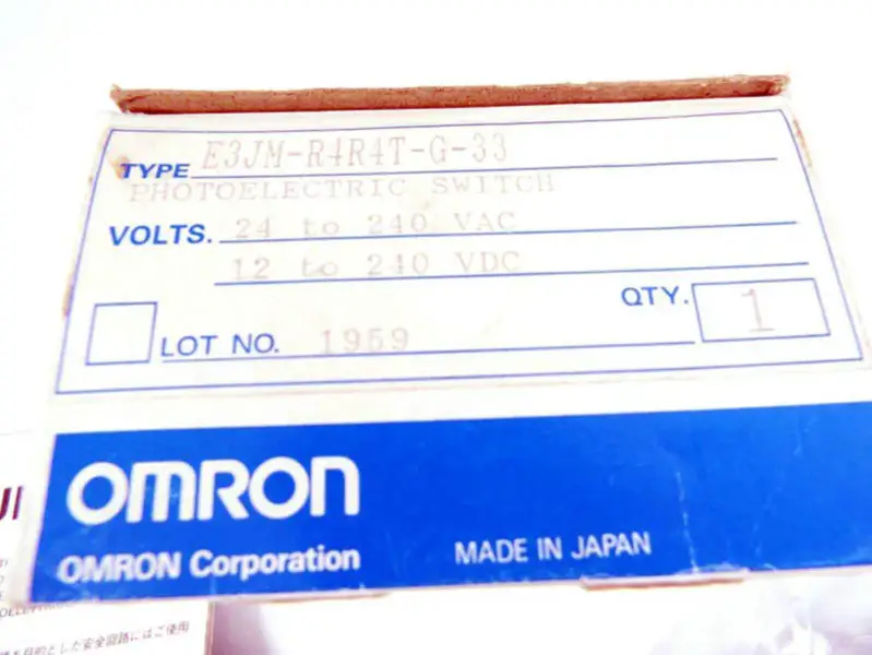 Sensor fotoelétrico OMRON E3JM-R4R4T-G-33
