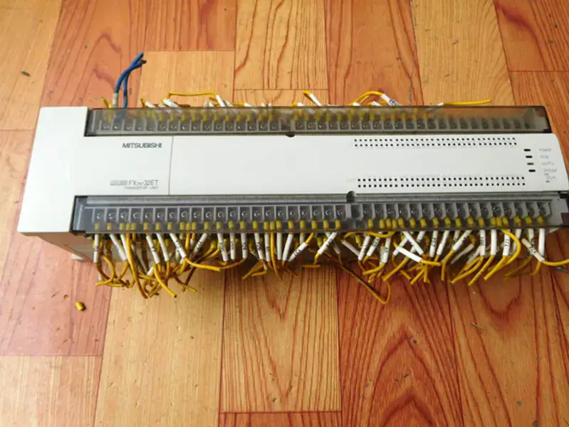 PLC da Mitsubishi FX2N-128MT-001