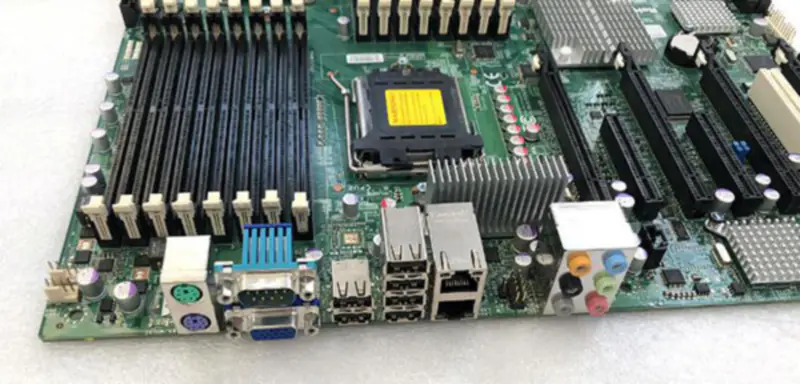 A placa-mãe para estação de trabalho SuperMicro H8DAi+ suporta CPU Opteron 2000