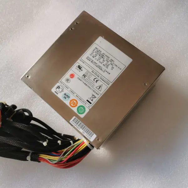 Fonte de alimentação comutada Zippy Emacs 500W usada HP2-6500PE