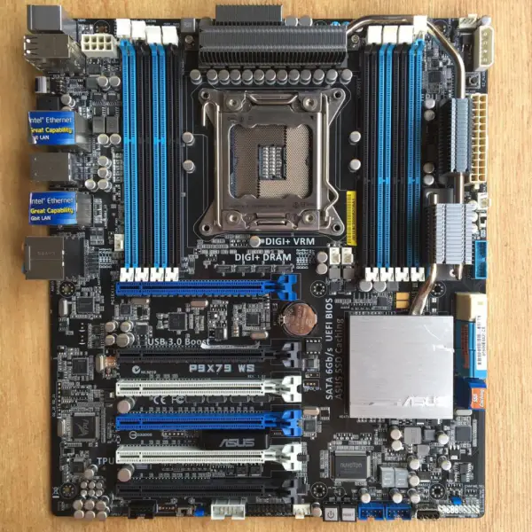 Placa-mãe Asus P9X79 WS LGA2011 X79