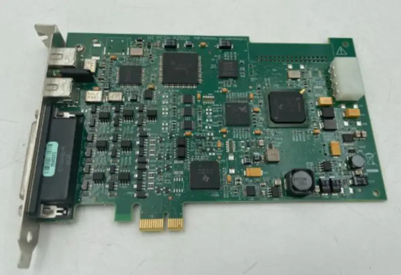 Placa NI PCIe-8255R DAQ com interface 1394B