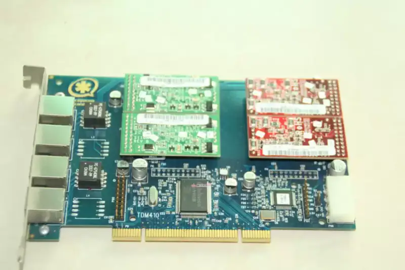 Asterisk TDM410P Placa de Voz Analógica de 4 Canais com Módulos FXO+FXS