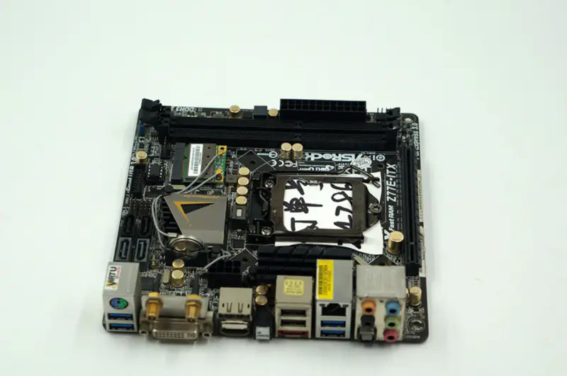 Placa-mãe Asrock Z77E-ITX Z77 LGA1155 Mini-ITX